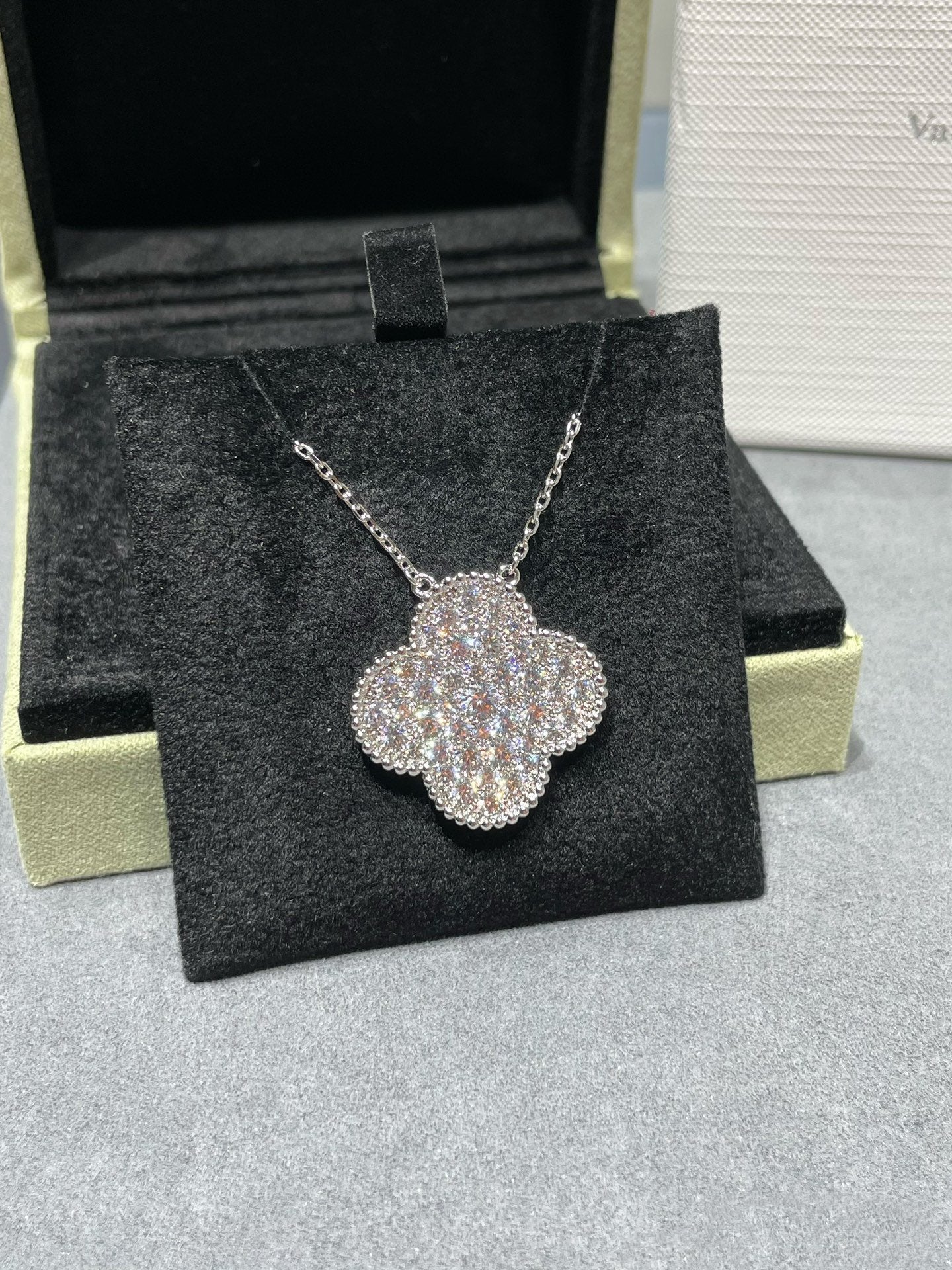 ¡®Twinkle jewelry¡¯CLOVER 25MM LARGE PENDANT DIAMOND PAVED SILVER NECKLACE