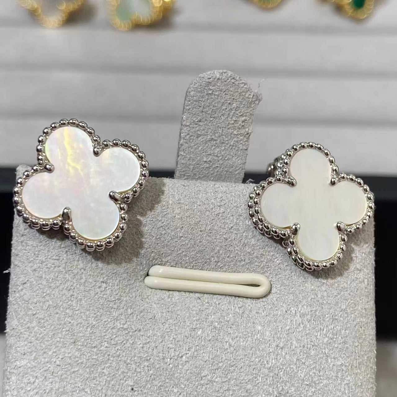 [Twinkle jewelry] CLOVER LARGE (20mm) 1 MOTIFS WHITE MOP STUD EARRINGS