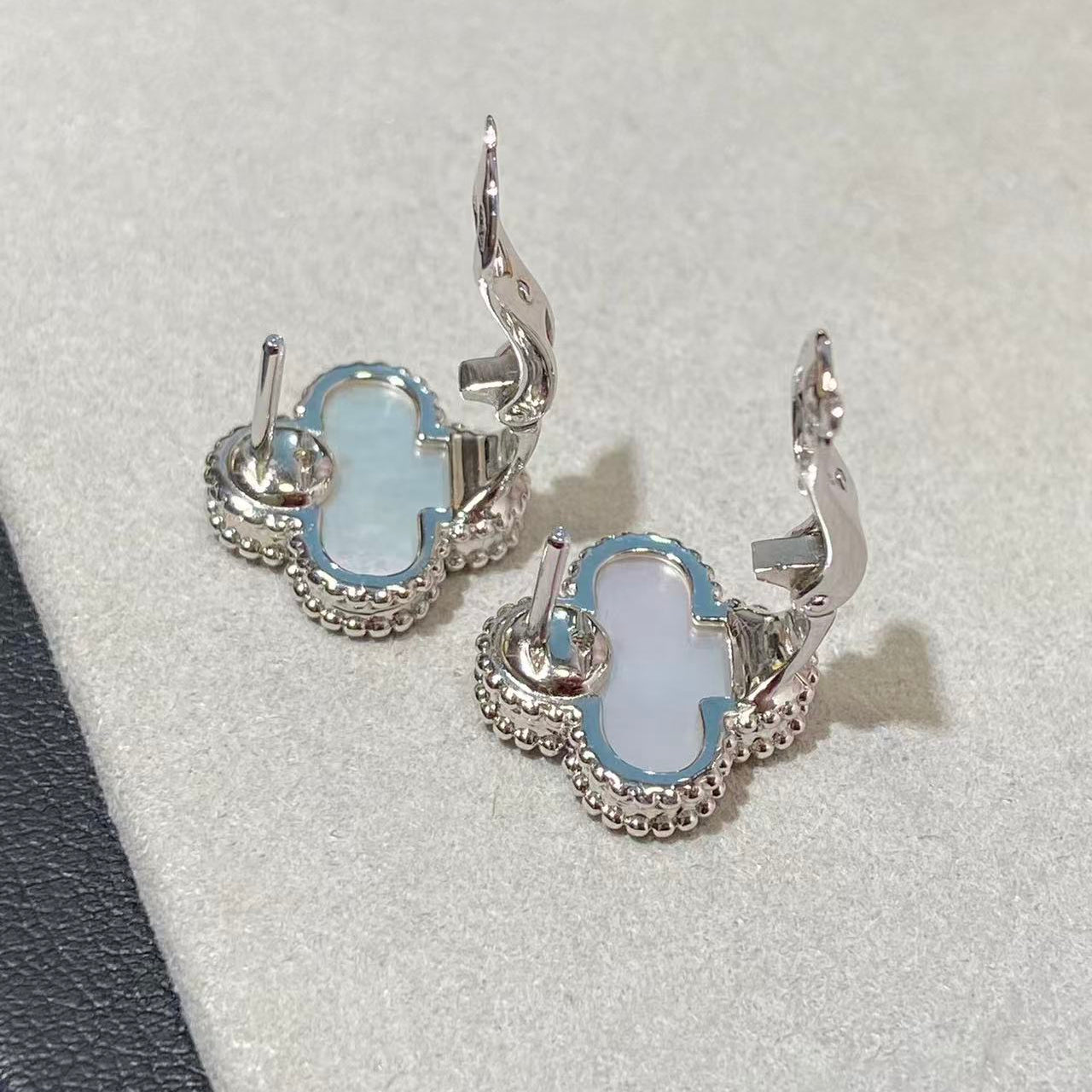 [Twinkle jewelry] CLOVER LARGE (20mm) 1 MOTIFS WHITE MOP STUD EARRINGS