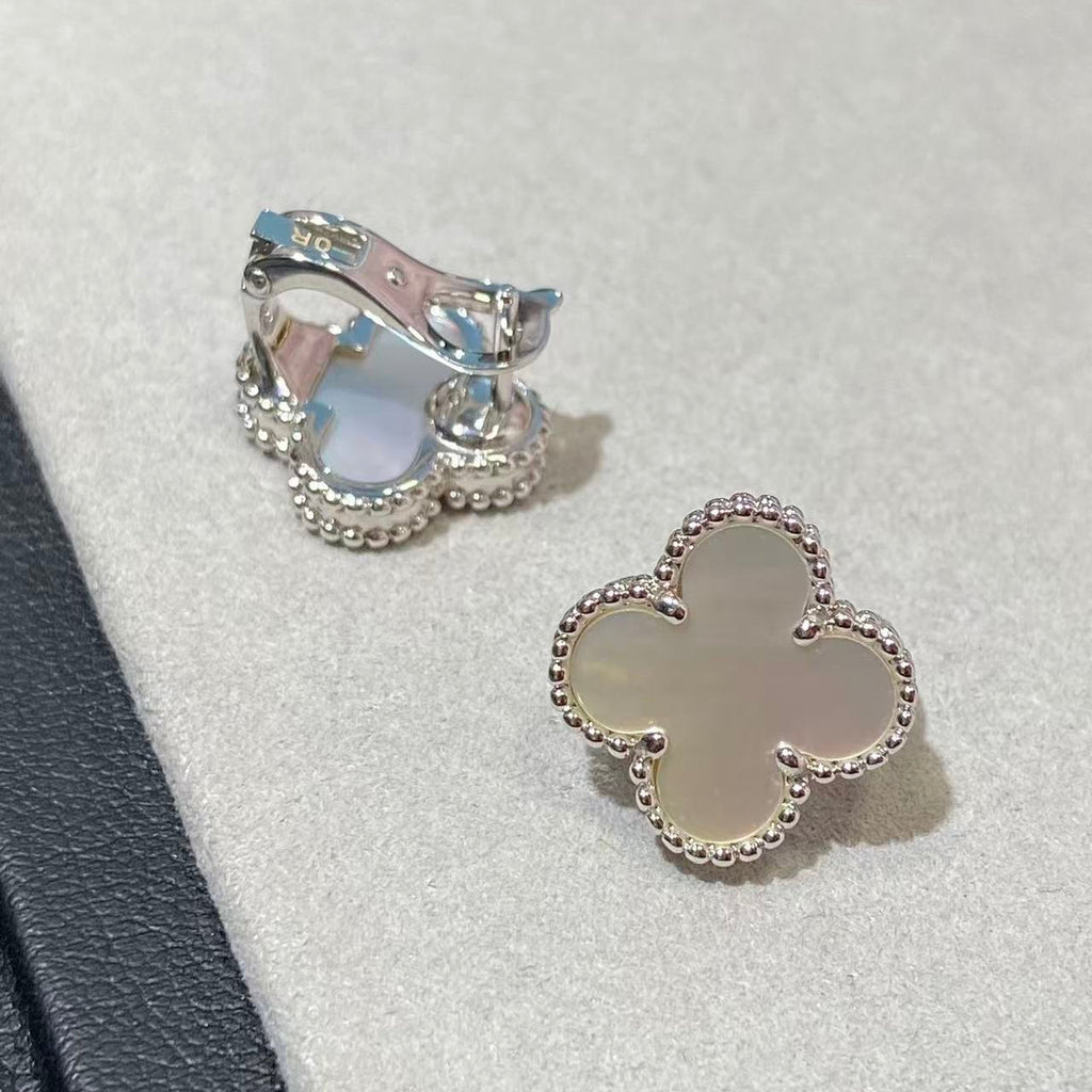 [Twinkle jewelry] CLOVER LARGE (20mm) 1 MOTIFS WHITE MOP STUD EARRINGS