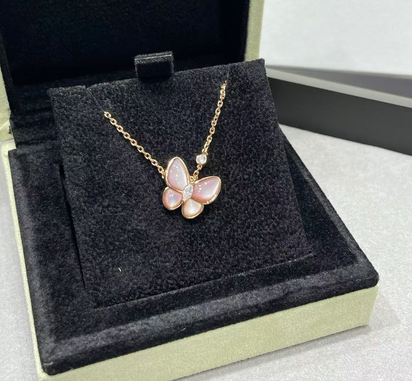 [Twinkle]BUTTERFLY PINK MOTHER-OF-PEARL DIAMOND NECKLACE