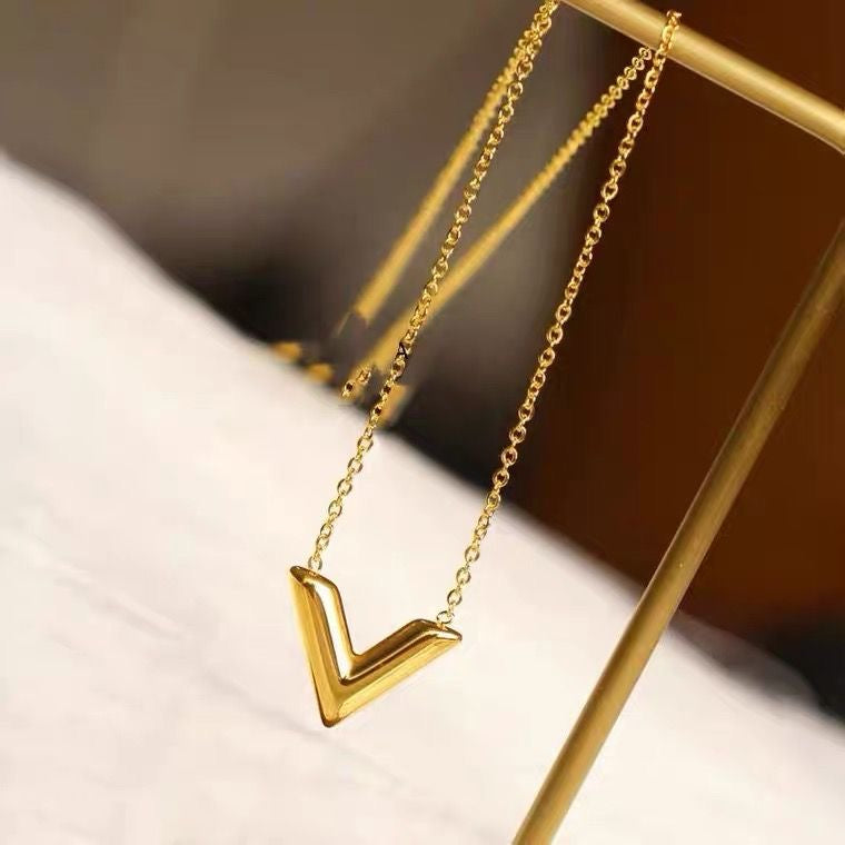 Niche Luxury Color Resistant Titanium Steel V Letter Clavicle Necklace