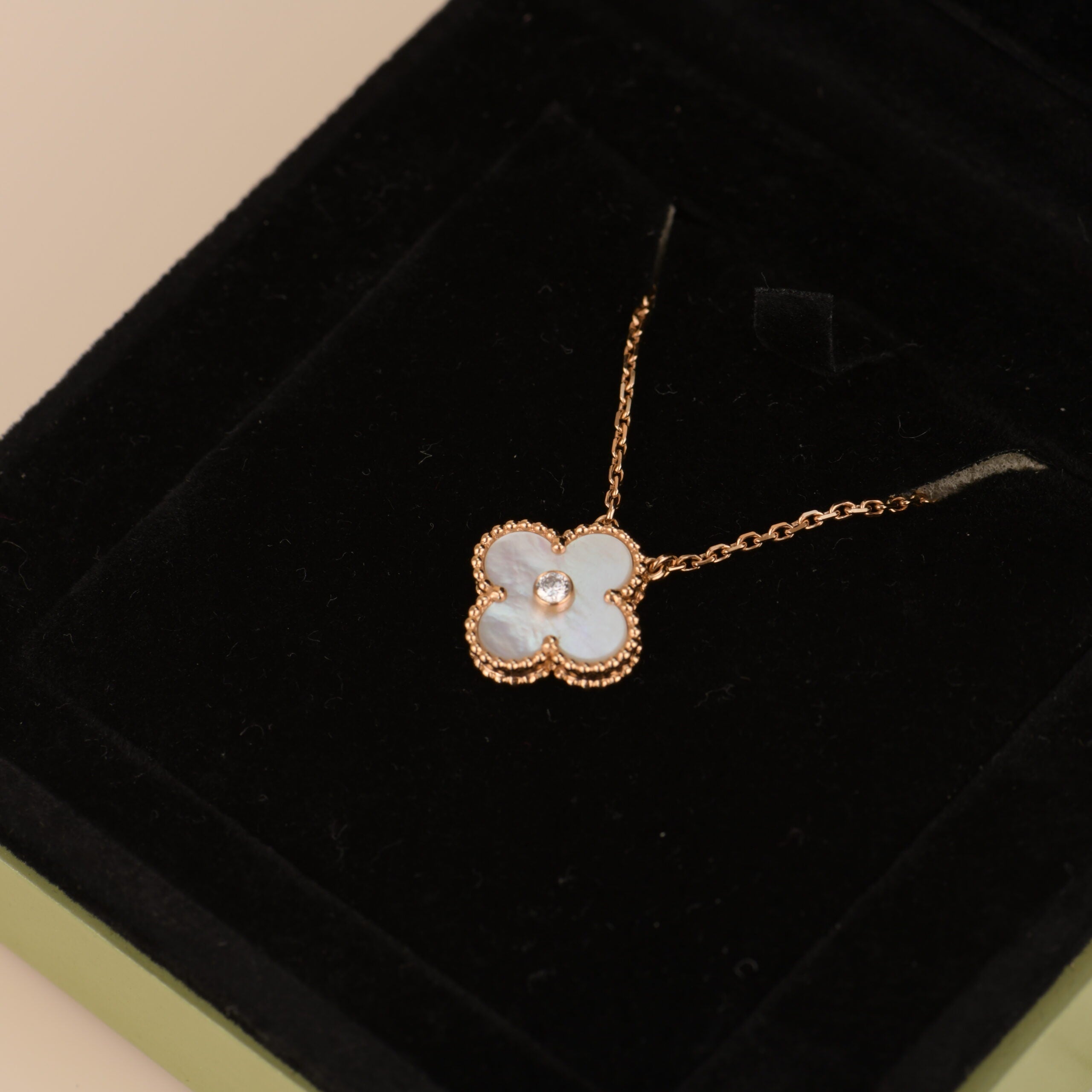 ¡®Twinkle jewelry¡¯CLOVER 15MM DIAMOND WHITE FRITILLARIA NECKLACE