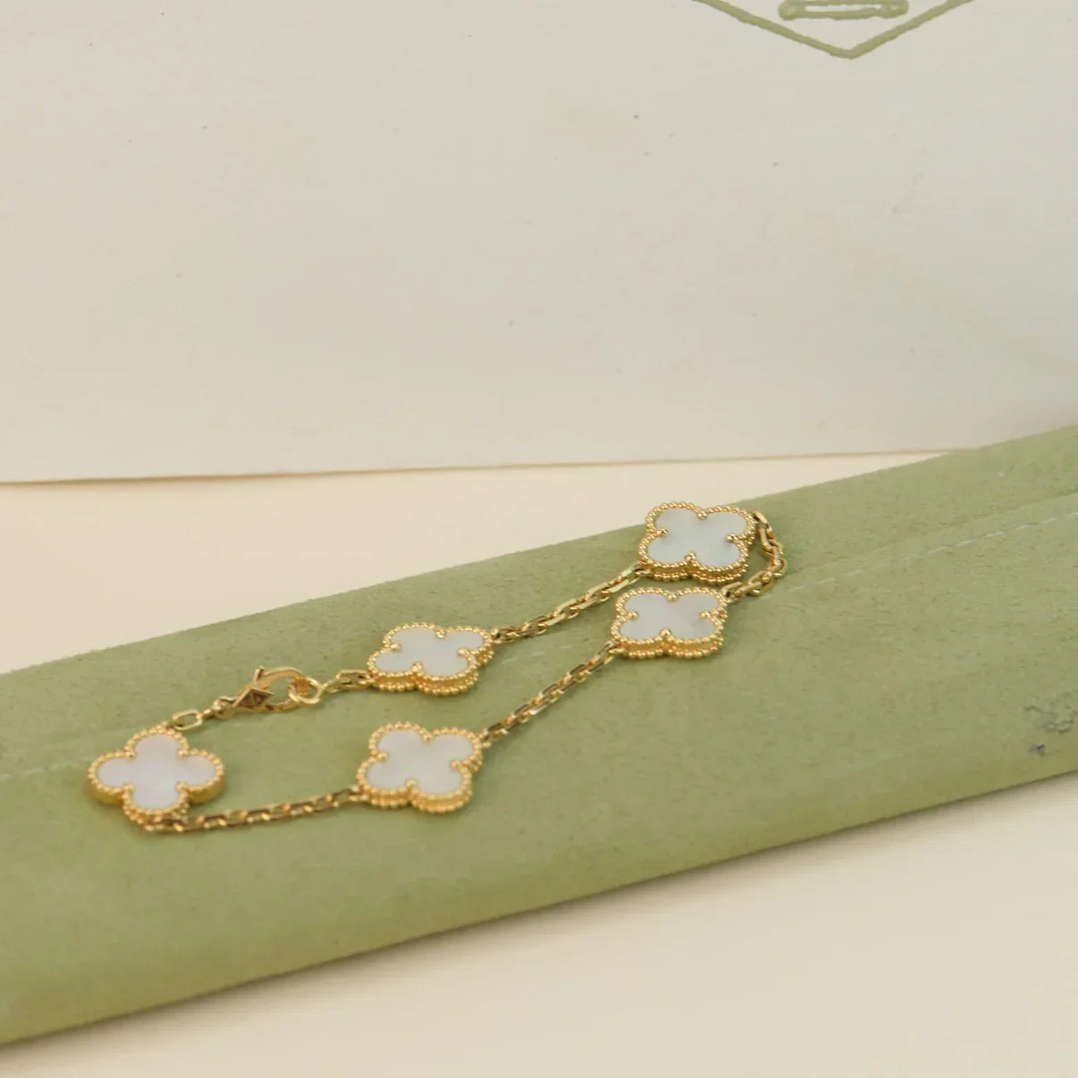 [Twinkle jewelry]New CLOVER WHITE PEARL MOP 5 MOTIF BRACELET COLLECTION