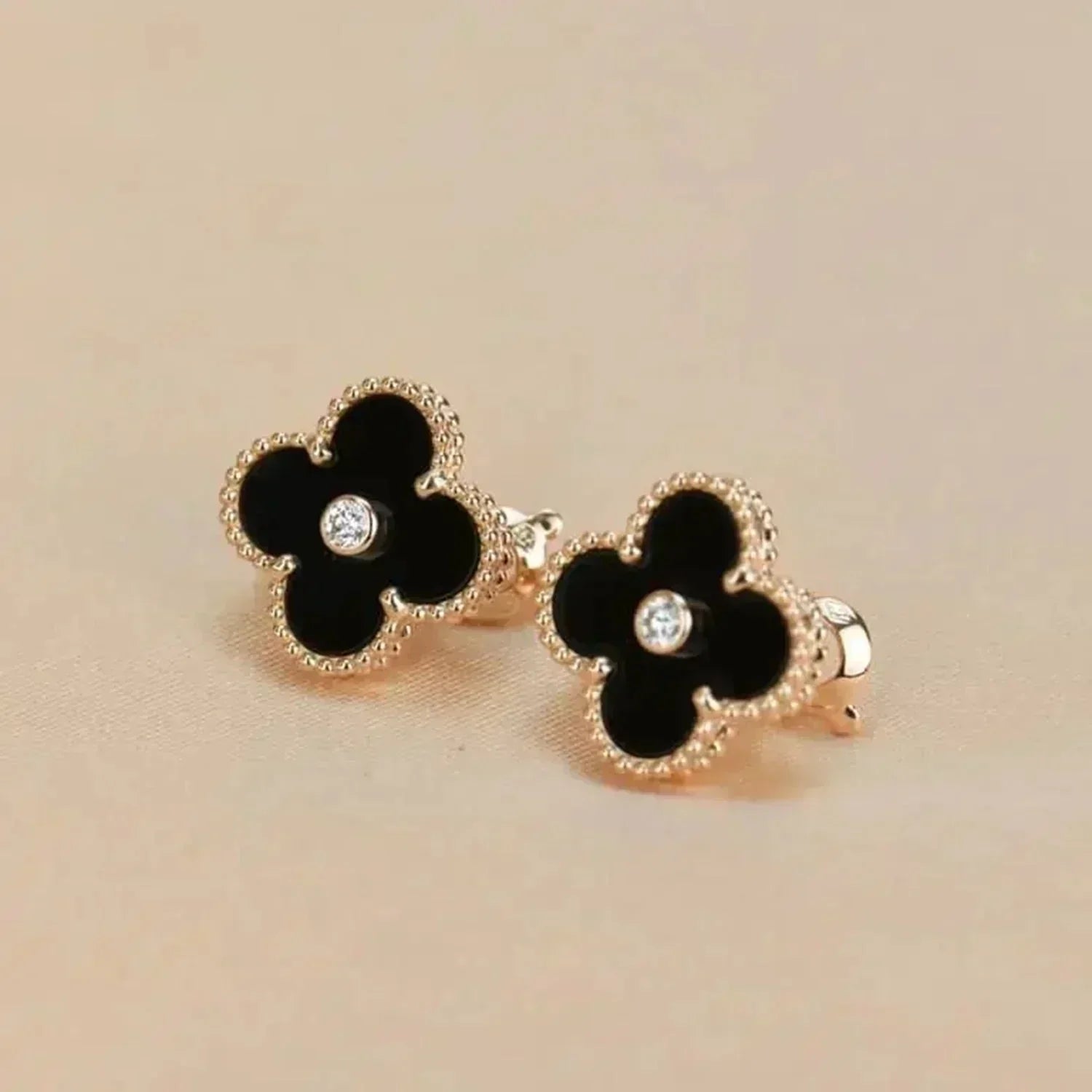 ¡®Twinkle jewelry¡¯CLOVER MEDIUM 1 MOTIFS ONYX DIAMOND EARRINGS