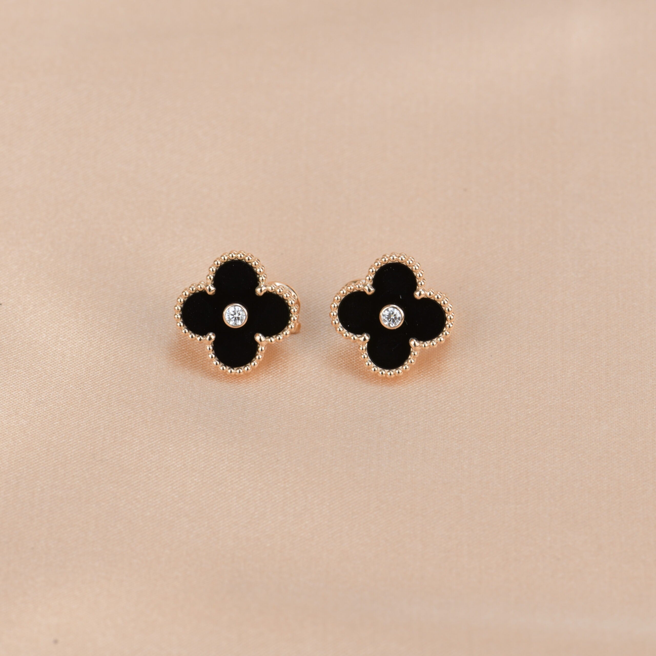 ¡®Twinkle jewelry¡¯CLOVER MEDIUM 1 MOTIFS ONYX DIAMOND EARRINGS