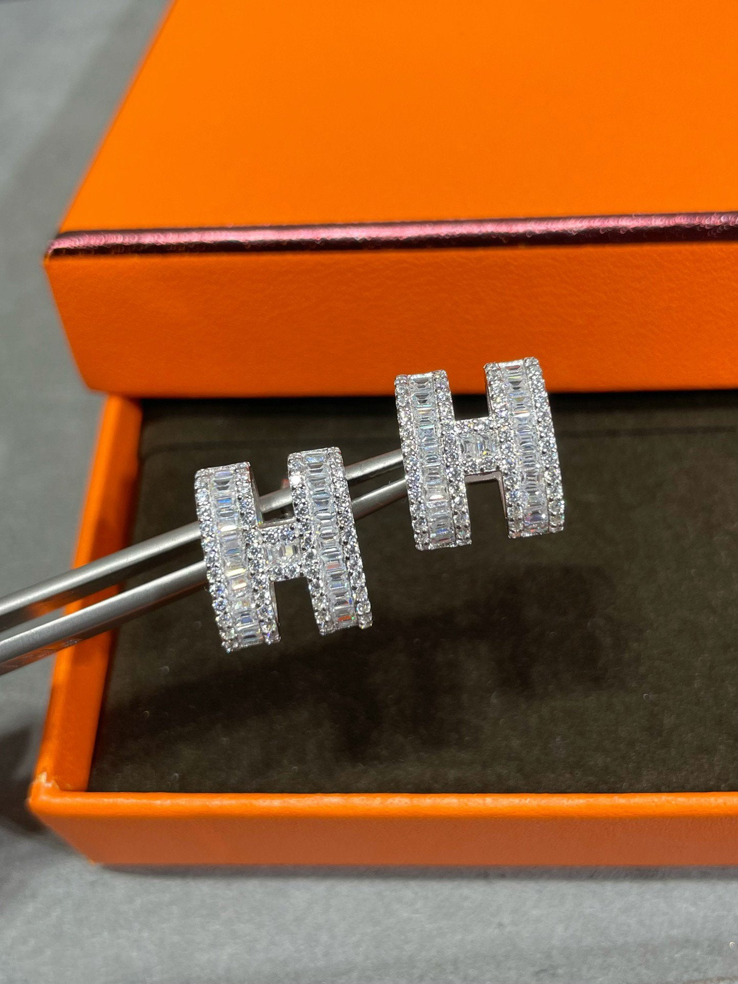 ¡®Twinkle jewelry¡¯H STUD EARRINGS WITH SILVER DIAMONDS