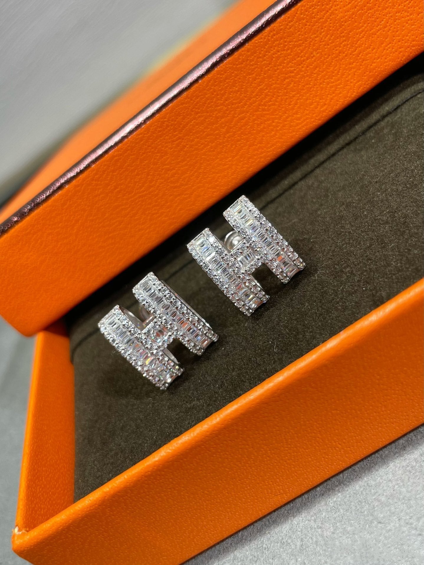 ¡®Twinkle jewelry¡¯H STUD EARRINGS WITH SILVER DIAMONDS