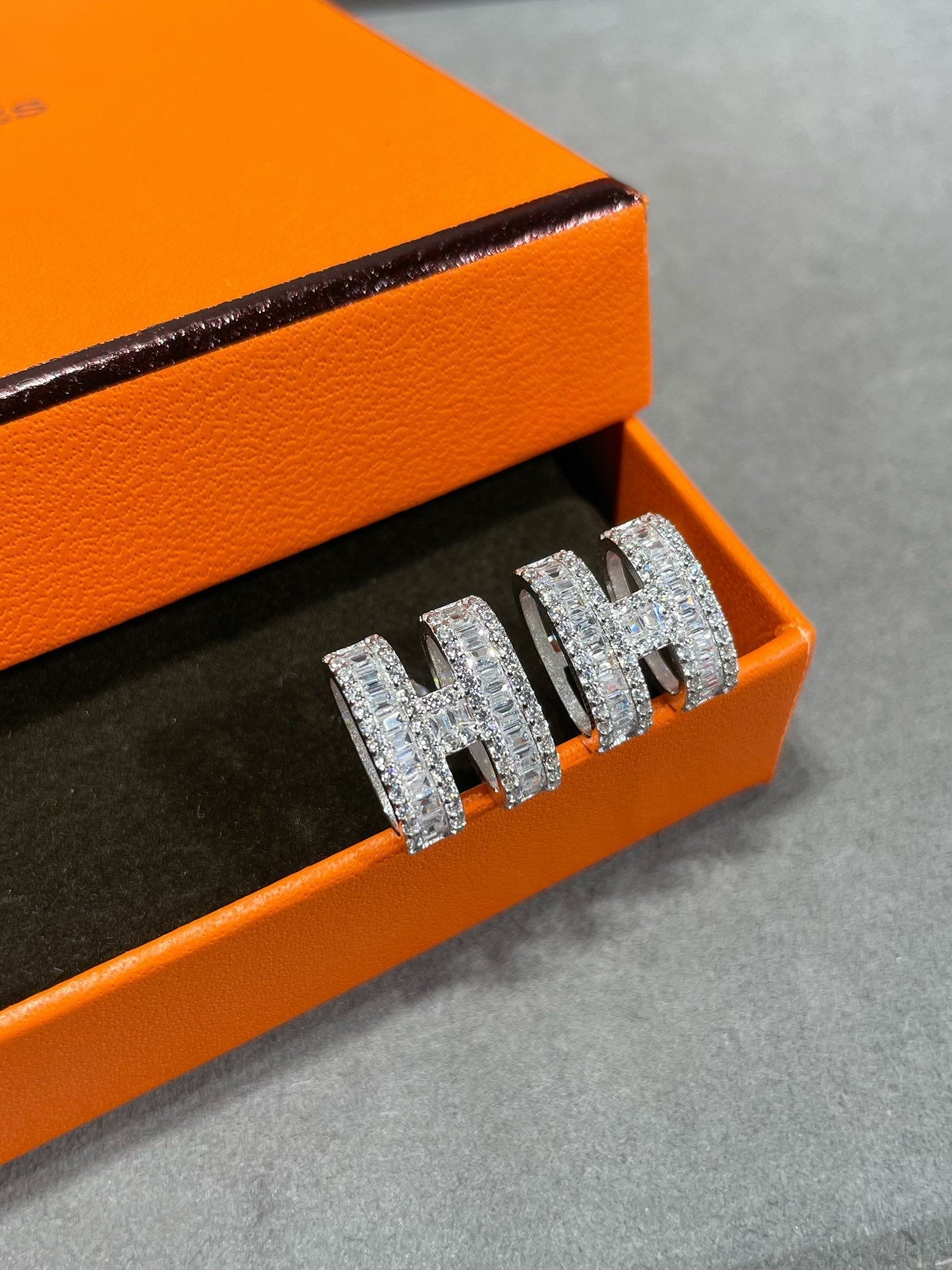 ¡®Twinkle jewelry¡¯H STUD EARRINGS WITH SILVER DIAMONDS