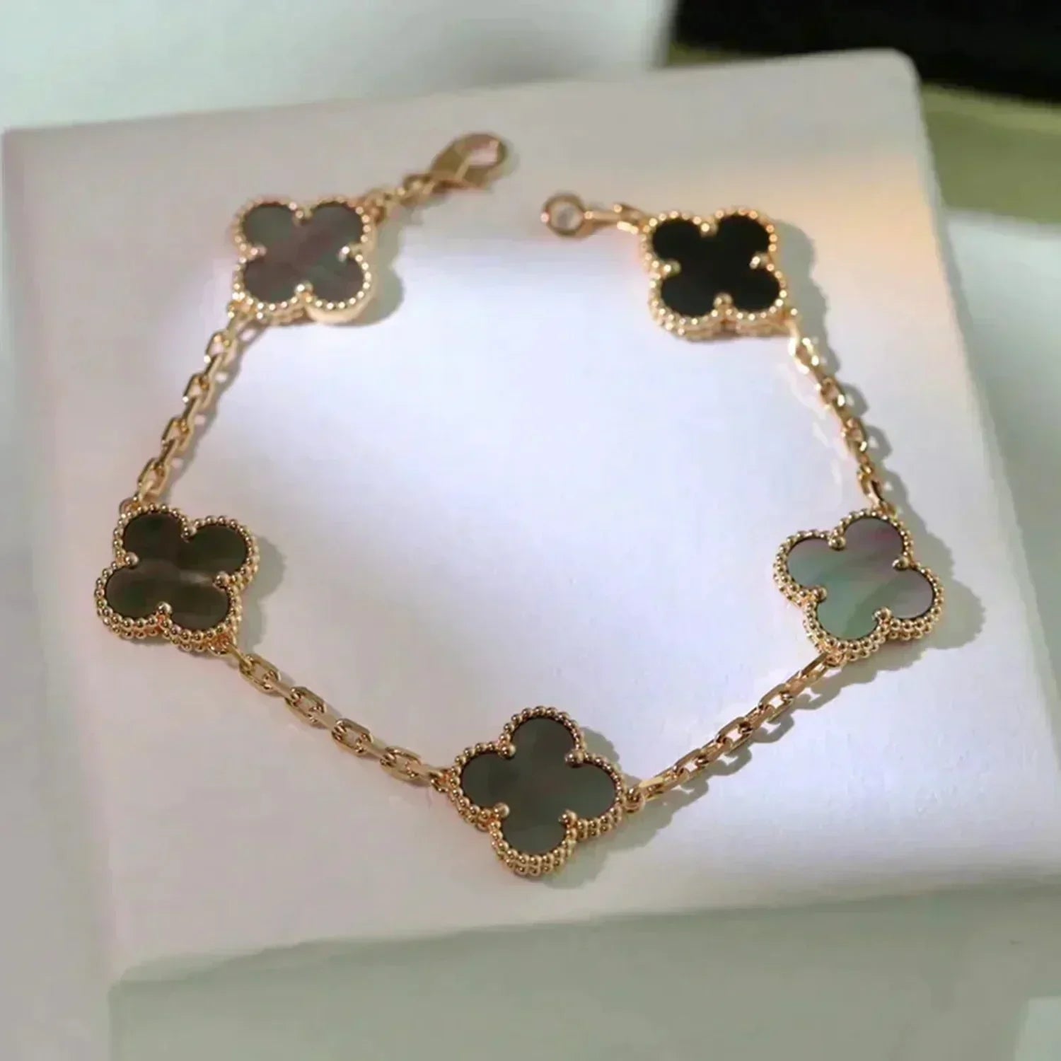 [Twinkle jewelry]New CLOVER 5 MOTIF GRAY MOP BRACELET COLLECTION