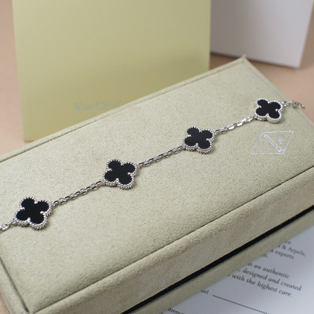 [Twinkle jewelry]New CLOVER 5 MOTIF ONYXS BRACELET COLLECTION