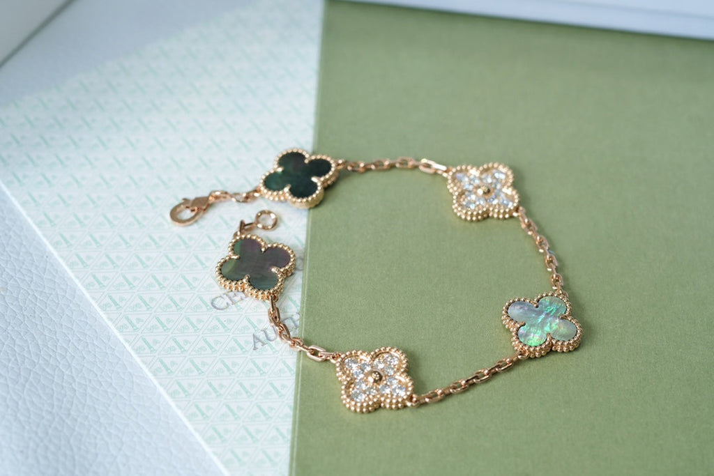 [Twinkle jewelry]New CLOVER 5 MOTIF GRAY MOP BRACELET COLLECTION