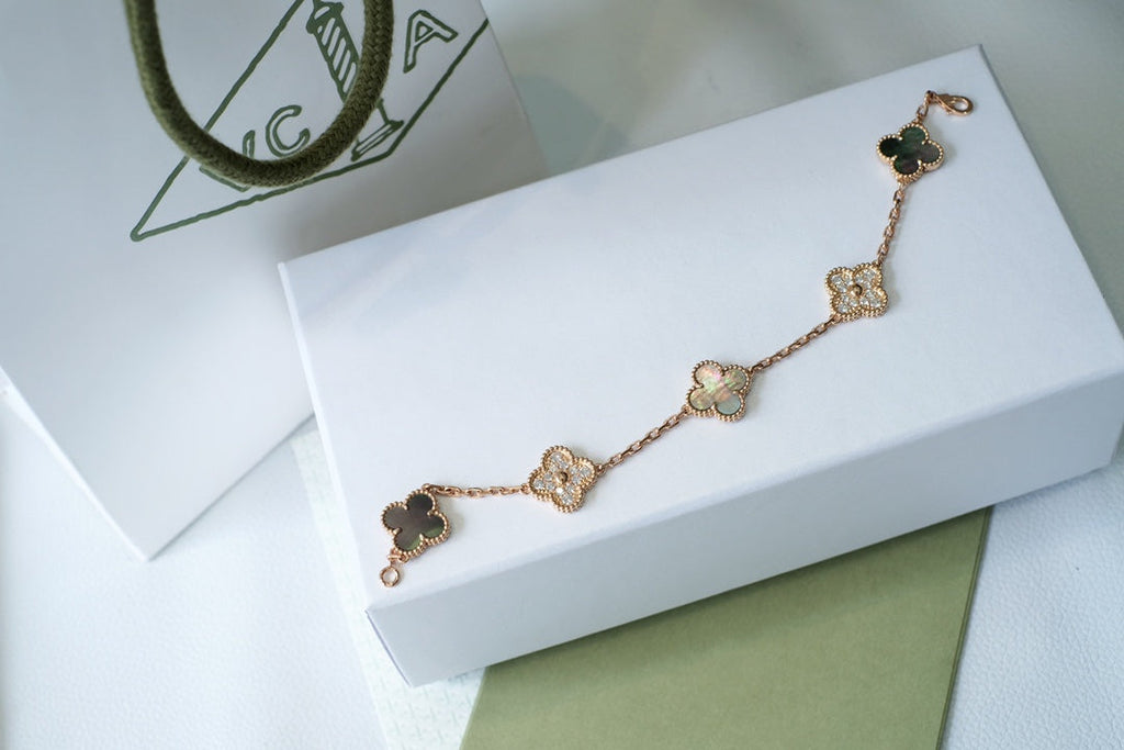 [Twinkle jewelry]New CLOVER 5 MOTIF GRAY MOP BRACELET COLLECTION