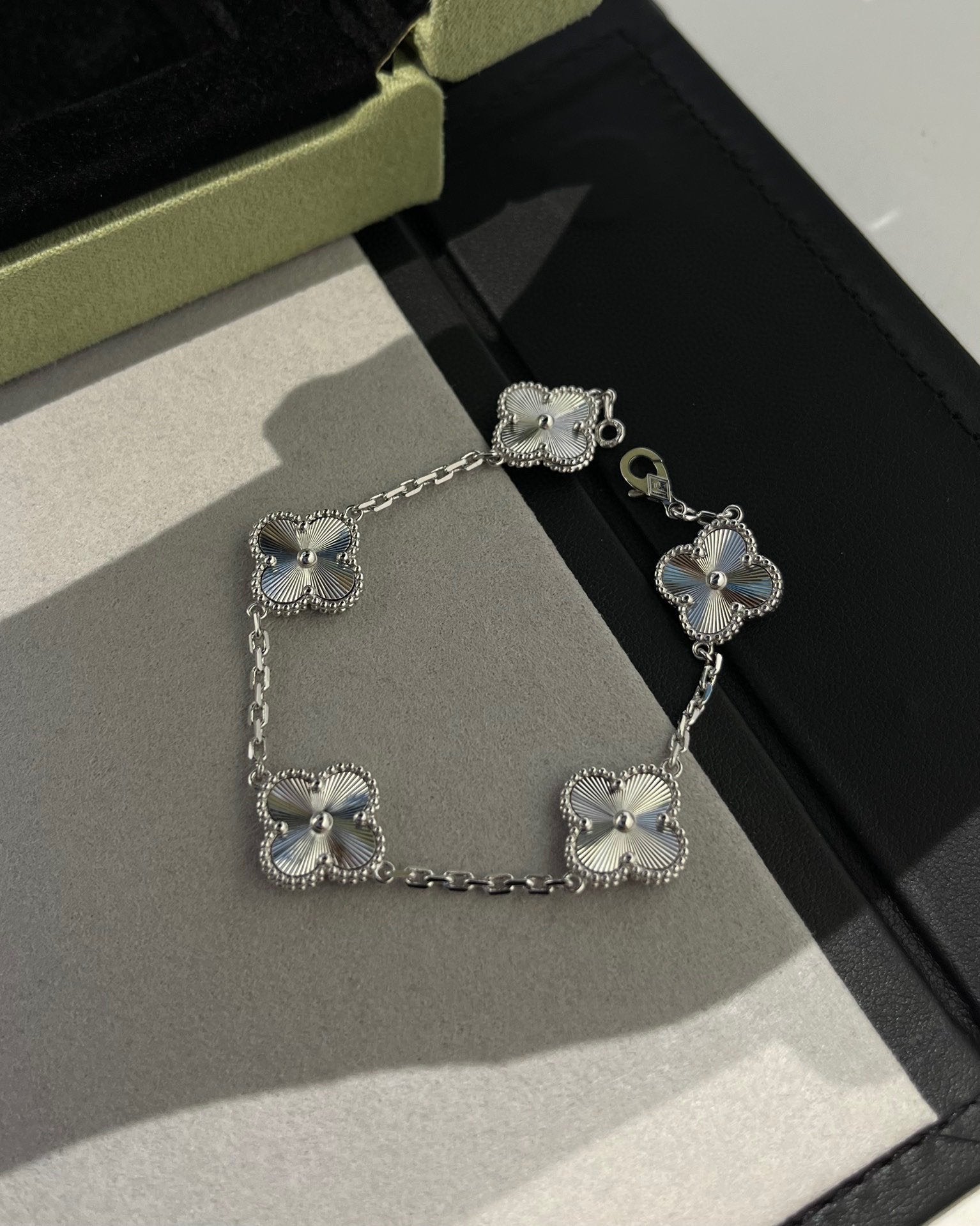 [Twinkle jewelry]New  CLOVER 5 MOTIF LASER BRACELET COLLECTION